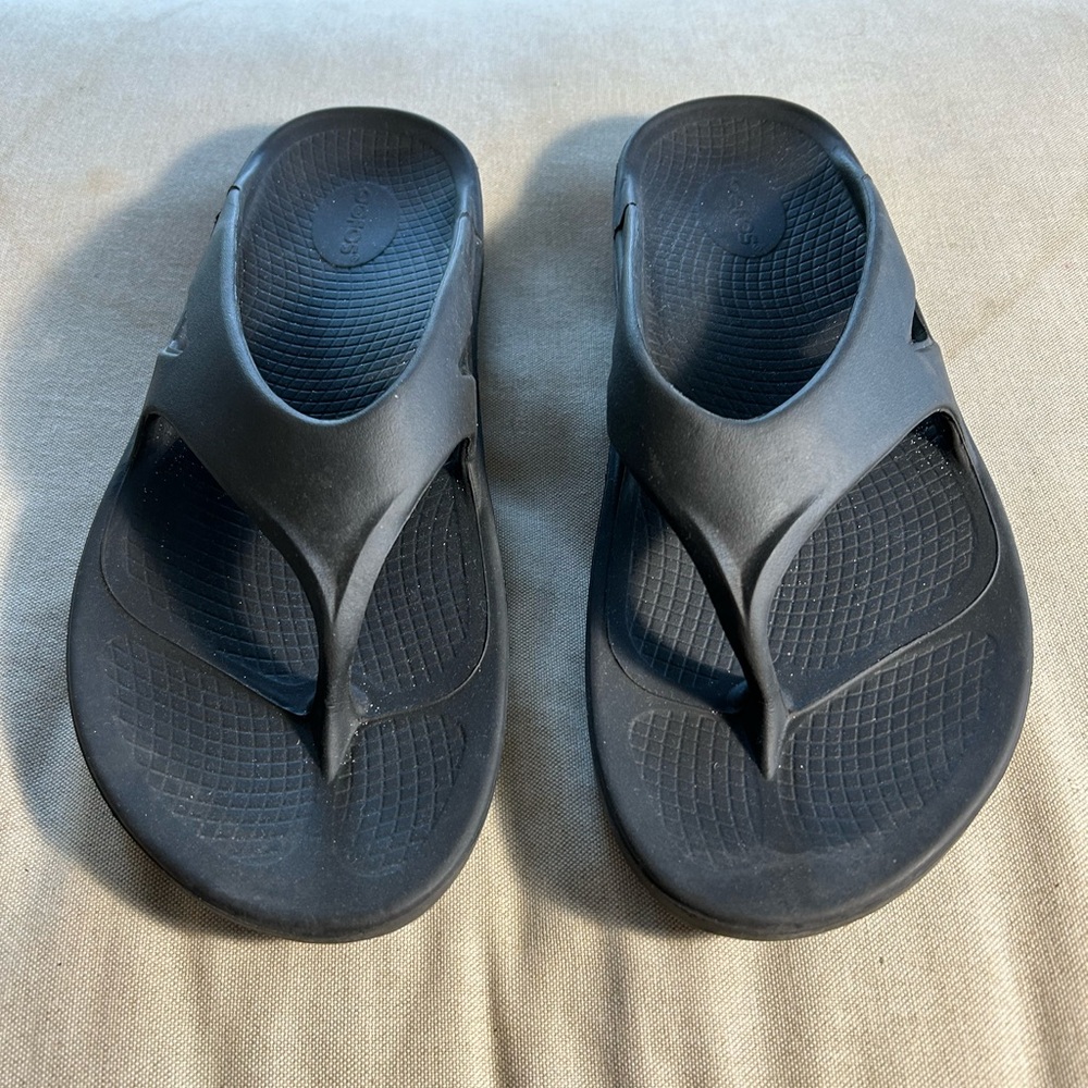 OOFOS Men's Dark Gray/Black Flip-Flops